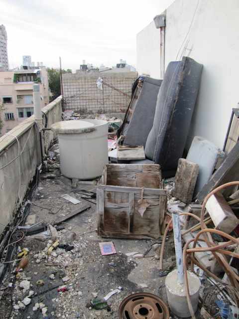 לפני פינוי גג